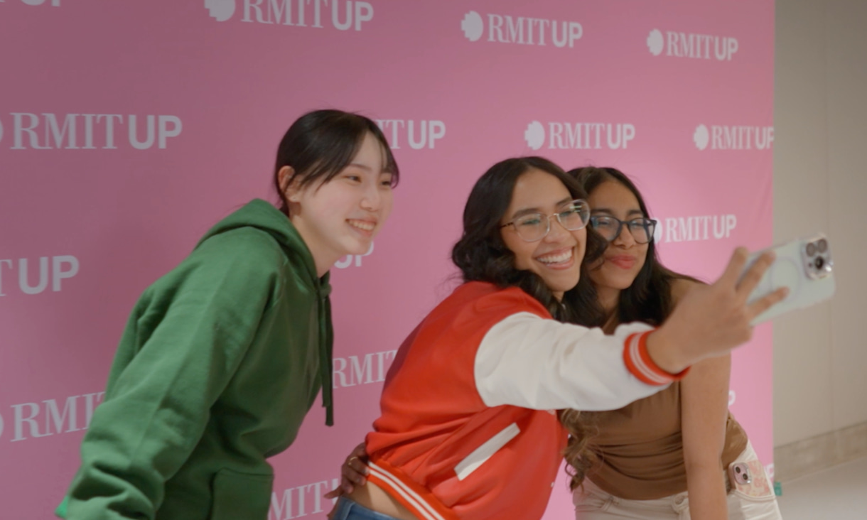 Group of students taking a picture together